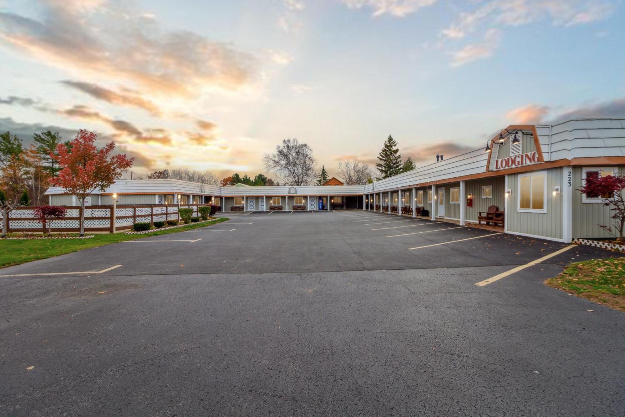 Vindel Motel Mackinaw City Exterior photo