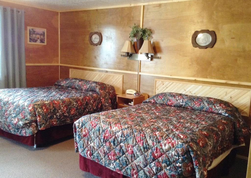 Vindel Motel Mackinaw City Room photo