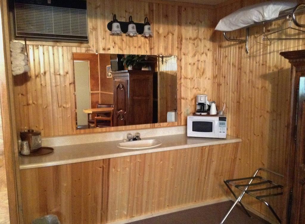 Vindel Motel Mackinaw City Room photo