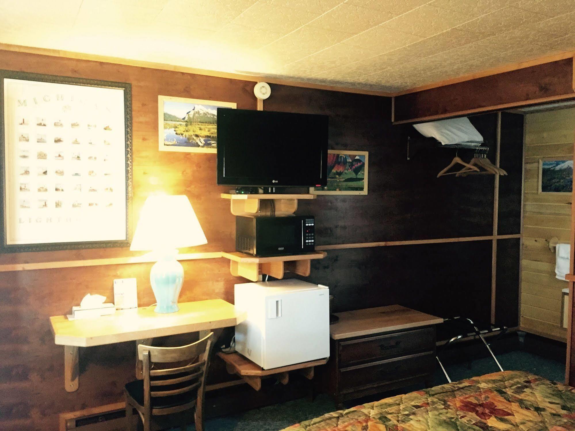 Vindel Motel Mackinaw City Exterior photo